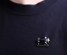 Load image into Gallery viewer, Magnifique Hearts - Vintage Styled Sewing Machine Brooch – Black &amp; Gold
